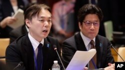 Koichiro Iizuka (izquierda) de Japón, habla durante una reunión en la sede de la ONU junto a Takuya Yokota (derecha) el jueves, 3 de mayo, de 2018.
