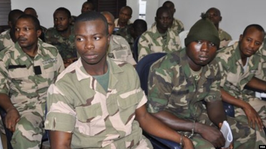 Sojojin da ake zargi da kin zuwa Arewa maso gabacin kasar domin yakar masu tsassauran ra'ayin addini sun hallara a gaba kotun Soja a Abuja, 2 ga Oktoba 2014.