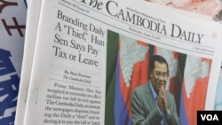 The Cambodia Daily Newspaper, publishing an article on “... Hun Sen Says [The Cambodia Daily] Pay Tax [$6.3 million dollars] or Leave,” displays at the newsstand in Phnom Penh, Cambodia, August 23, 2107. (Hean Socheata/VOA Khmer) 