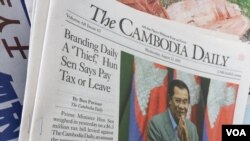 រូបឯកសារ៖ កាសែត​ The Cambodia Daily ចុះផ្សាយ​អត្ថបទ​ «លោក ហ៊ុន សៃន​​ ព្រមាន​ឲ្យ​ [កាសែត​ The Cambodia Daily] វេចបង្វិច​ បើសិន​មិន​បង់ពន្ធ» ដាក់​លក់​នៅតូប​កាសែត​មួយ​ ក្នុង​រាជធានី​ភ្នំពេញ​ នៅថ្ងៃទី២៣​ ខែសីហា​ ឆ្នាំ២០១៧។ នាពេលថ្មីៗ​នេះ​ រដ្ឋាភិបាល​តម្រូវ​ឲ្យ​កាសែត​ The Cambodia Daily បង់ពន្ធ​ចំនួន​ជាង​៦លាន​ដុល្លារ​អាមេរិក​ ដែល​កាសែត​នេះ​ខកខាន​មិនបាន​បង់ជូន​រដ្ឋ​តាំងពី​ឆ្នាំ២០០៧។ (ហ៊ាន សុជាតា/VOA)