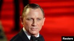 Actor Daniel Craig arrives for the royal world premiere of the new 007 film "Skyfall" at the Royal Albert Hall in London, October 23, 2012.