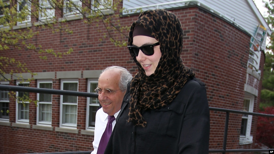 Katherine Russell (kanan) janda Tamerlan Tsarnaev meninggalkan kantor pengacara "DeLuca and Weizenbaum" didampingi Amato DeLuca (kiri) di Providence, Rhode Island (29/4)/