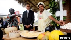 El presidente Barack Obama observa granos y frutas en una exposición de seguridad alimentaria en Dakar.