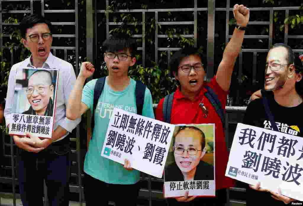 香港学生领袖黄之锋（Joshua Wong&nbsp; 左二）等人在香港中联办外面示威，有人戴着刘晓波面具。（2017年6月27日）