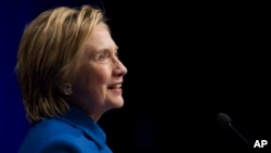 Hillary Clinton berbicara dalam acara amal anak-anak di Newseum di Washington (16/11). (AP/Cliff Owen)