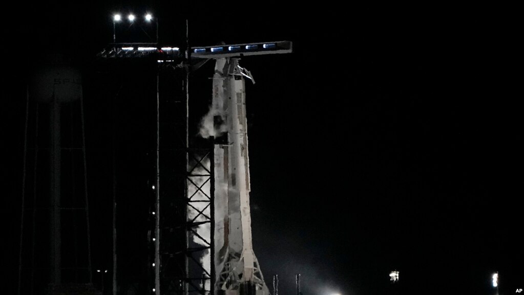在佛罗里达州肯尼迪航天中心，美国航空航天局和SpaceX推迟了原定于周一向国际空间站发送4名成员的计划。（2023年2月27日）(photo:VOA)
