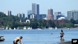 ARCHIVO - Personas, mascotas y marineros usan el río Willamette para refrescarse en Portland, Oregón, el lunes 6 de julio de 2015.