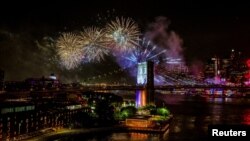 2026년 7월 4일 미국 뉴욕에서 독립기념일을 맞아 미국의 건국 250주년을 기념하는 불꽃놀이가 브루클린 브리지 상공에서 펼쳐지고 있다.