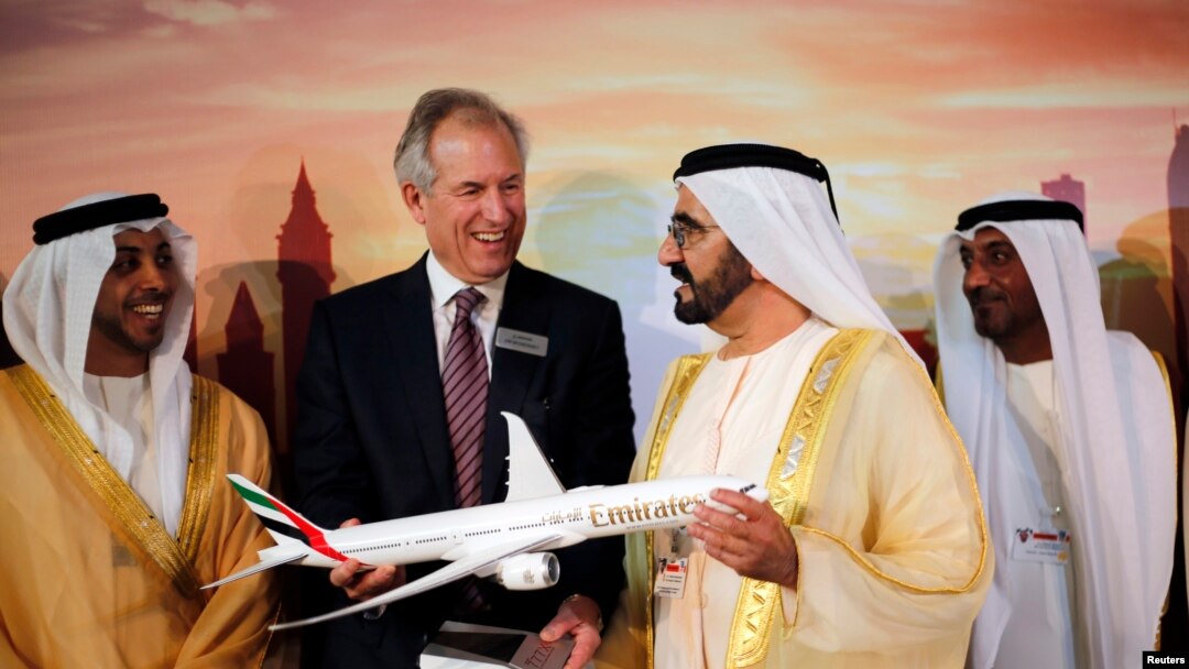 CEO Boeing James McNerney (kedua dari kiri) menunjukkan model pesawat Boeing 777X kepada PM Dubai Sheikh Mohammed bin Rashid al-Maktoum pada acara Dubai Airshow (17/11). 