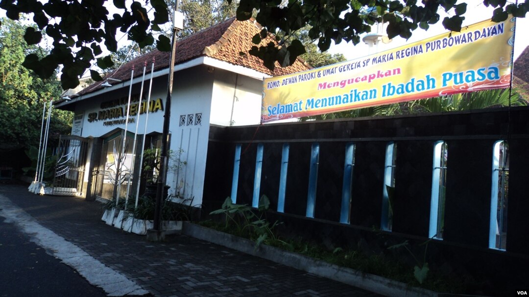 Spanduk ucapan selamat menunaikan ibadah puasa di sebuah gereja di Solo (Foto: dok)