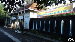 Spanduk ucapan selamat menunaikan ibadah puasa di sebuah gereja di Solo (Foto: dok)