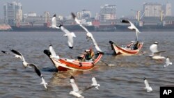 Suasana Sungai Rangoon di tengah kota Rangoon, Myanmar (7/2). 