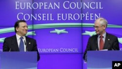 유럽연합 정상회담에서 발언을 하는 허만 반 롬퓌(우) 유럽연합 의회 의장과 유럽연합 집행위원회의 호세 바로소(좌) 위원장