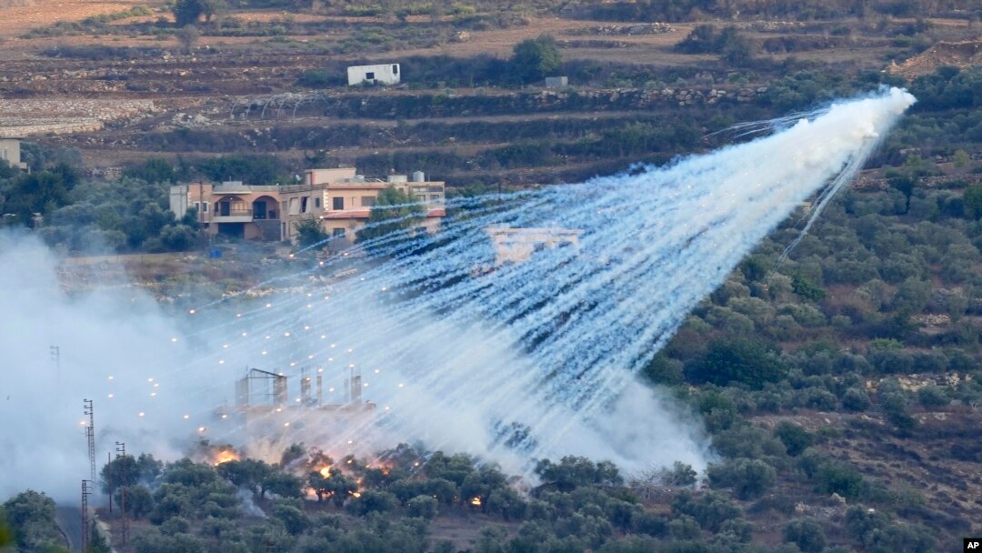 En esta imagen de archivo, un proyectil que parece ser de fósforo blanco de la artillería israelí explora sobre una vivienda en al-Bustan, una localidad libanesa en la frontera con Israel, el 15 de octubre de 2023. 