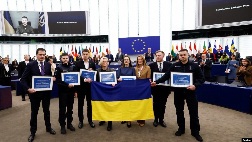 乌克兰人民的代表在斯特拉斯堡举行的颁奖仪式上领取欧洲议会萨哈罗夫奖。(2022年12月14日)(photo:VOA)