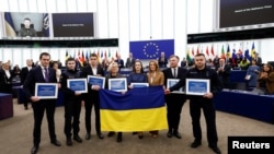 乌克兰人民的代表在斯特拉斯堡举行的颁奖仪式上领取欧洲议会萨哈罗夫奖。(2022年12月14日)