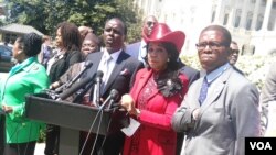 Senata Lenny Kivuti akizungumza mbele ya jengo la bunge Washington DC pembeni ya mbunge wa Marekani Frederica S.Wilson wa Florida.