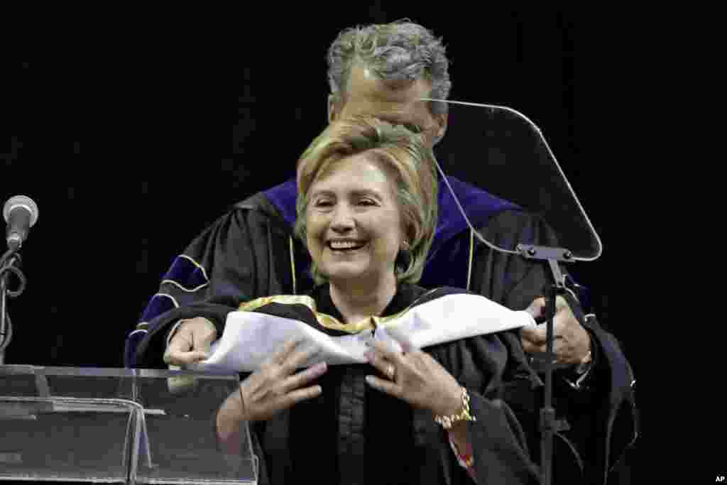 Hillary Clinton reçoit un diplôme honorifique du Collège Medgar Evers, au Barclay&#39;s Centre, à Brooklyn, N.Y., 8 juin 2017.