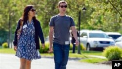 Mark Zuckerberg y su esposa Priscilla Chan donaron casi $1.000 millones.