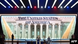 Министр финансов США Скотт Бессент (в центре) во время подготовки к съезду Республиканской партии в Далласе, штат Техас, 8 сентября 2026 г. (Фото: AFP/Kent Nishimura)
