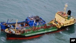 Kapal tanker berbendera Korea Utara, Yu Jong 2, (bawah), dan Min Ning De You 078 di Laut Cina Timur, 16 Februari 2018. (Foto: dok). Kapal tanker P-PIONEER dilarang meninggalkan pelabuhan Busan atas tuduhan bahwa kapal itu digunakan untuk menyuplai minyak ilegal ke Korea Utara.