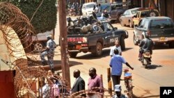 Polisi wa Uganda wawazuilia wanahabari wa gazeti la Daily Monitor kuondoka afisini zao mjini Kampala kwa tuhuma kwamba gazeti hilo liliandika tahariri ya kuikashfu serikali.