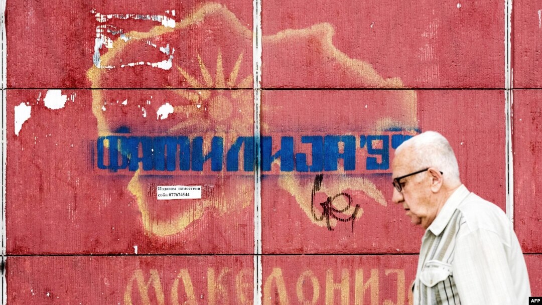 A man passes in front of graffiti with an old map of Macedonia referring to the long-running name dispute with neighboring Greece, in Skopje, June 13, 2018. (AFP PHOTO / Robert ATANASOVSKI)