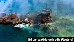 Incendie à bord du navire MV X-Press Pearl alors qu'il coule au large de Colombo, au Sri Lanka, le 2 juin 2021. (Sri Lanka Airforce Media/via Reuters)