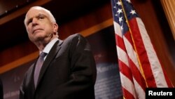 Senator AS John McCain dalam sebuah konferensi pers di gedung Kongres AS, 27 Juli lalu (foto: dok). 