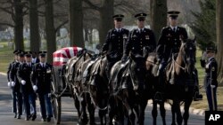 지난 2016년 미국 버지니아주 알링턴 국립묘지에서 6.25 전쟁 전사자 장례식이 거행되고 있다. (자료사진)