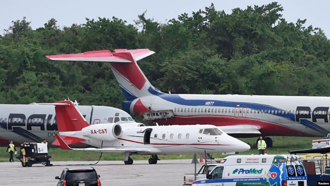 Una ambulancia que transporta a David Ortíz, llega al Aeropuerto de Las Américas en Santo Domingo, donde se encuentra un pequeño avión enviado para trasladar al extoletero de los Medias Rojas a Boston, el lunes 10 de junio de 2019, un día después de que fue herido de bala (AP Fot