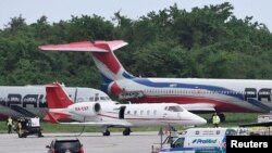 Una ambulancia que transporta a David Ortíz, llega al Aeropuerto de Las Américas en Santo Domingo, donde se encuentra un pequeño avión enviado para trasladar al extoletero de los Medias Rojas a Boston, el lunes 10 de junio de 2019, un día después de que fue herido de bala (AP Fot