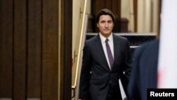 Perdana Menteri Kanada Justin Trudeau berjalan menuju gedung parlemen di Ottawa, Kanada, pada 1 Februari 2023. (Foto: Reuters/Blair Gable)