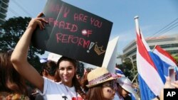 2013年12月22日泰国曼谷：反政府示威者在总理英拉·西那瓦官邸外集会。周日数万示威者通过曼谷市中心造成交通瘫痪。