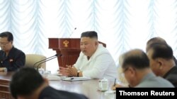El líder de Corea del Norte, Kim Jong Un, participa en una reunión del politburó del Partido de los Trabajadores el 7 de junio de 2020 en Pyongyang.