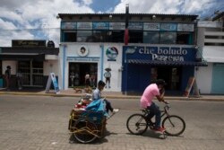 Gereja Maradona di sebelah kedai pizza di San Andres Cholula, negara bagian Puebla, Meksiko, Minggu, 18 Juli 2021. (AP)