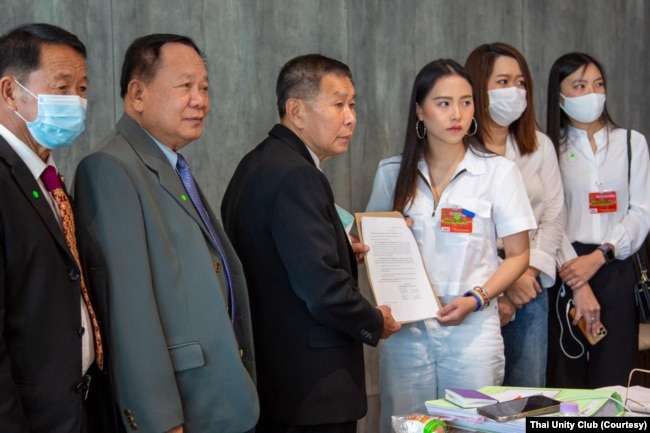Rakchanok Srinok and members of Thai Unity Club, a group formed on Clubhouse, submitted a letter to bring attention to the condition of jailed political activists in March 2021.