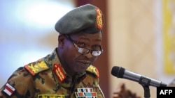 Umuvugizi w'akanama k'igihugu k'imfatakibanza Liyetena General Shams El-Din Kabbashi mu kiganiro n'abanyamakuru, i Khartoum, itariki 07/05/2019.