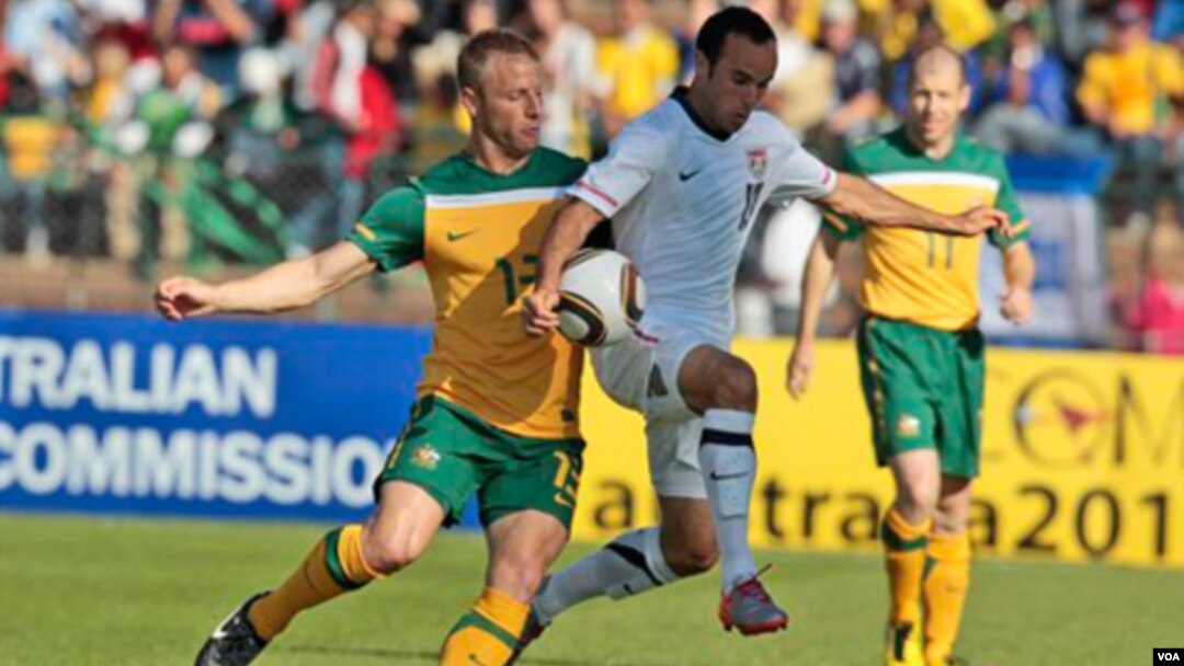Pemain Australia Vincenzo Grella (kiri) dan bintang tim Amerika, Landon Donovan (kanan) berebut bola dalam pertandingan pemanasan Piala Dunia di Roodenpoort, Johannesburg, Afrika Selatan, Sabtu, 5 Juni 2010. Tim Amerika mengalahkan Australia 3-1.