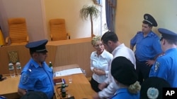 Policemen arrest former Ukrainian Prime Minister Yulia Tymoshenko in the Pecherskiy District Court in Kyiv, August 5, 2011