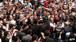 埃尔多安总统和支持者握手