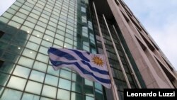 La bandera nacional se exibe a media asta en la sede del gobierno en Montevideo, Uruguay, durante dos días de duelo decretados tras el asesinato de tres infantes de Marina.
