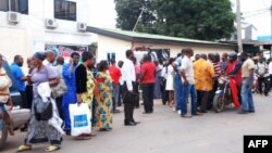 Supporters of Ghana's Ruling National Democratic Congress gather outside the ruling party headquarters in Accra following the death of Ghana's president,July 24, 2012. 