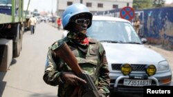 一名聯合國在剛果的維和部隊8月29日在剛果及盧旺達邊境巡邏。