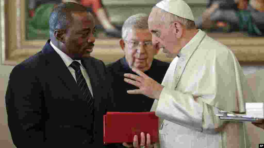 Le pape François échange avec le président de la RDC Joseph Kabila lors d&#39;une audience privée au Vatican, le 26 septembre 2016.