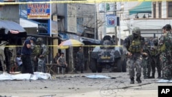 Petugas keamanan dan forensik mencari barang bukti pasca pemboman gereja Katolik di Pulau Jolo, Filipina selatan, 27 Januari 2019 (foto: dok). 