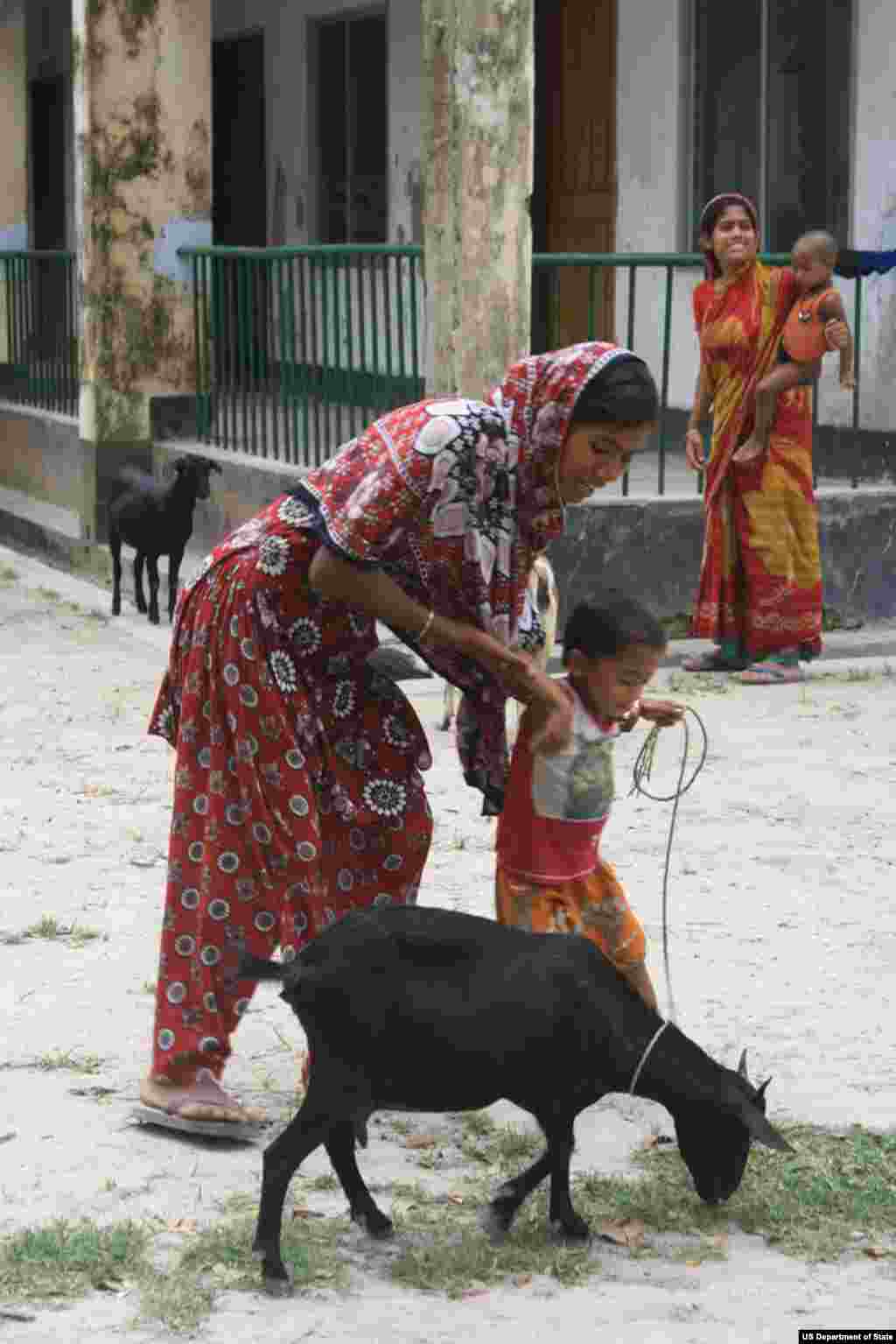 U Banglade&scaron;u, obitelj koja sudjeluje u programu vaučera za koze dobila je svoju kozu. Photo: Rebecca Goldman, USAID