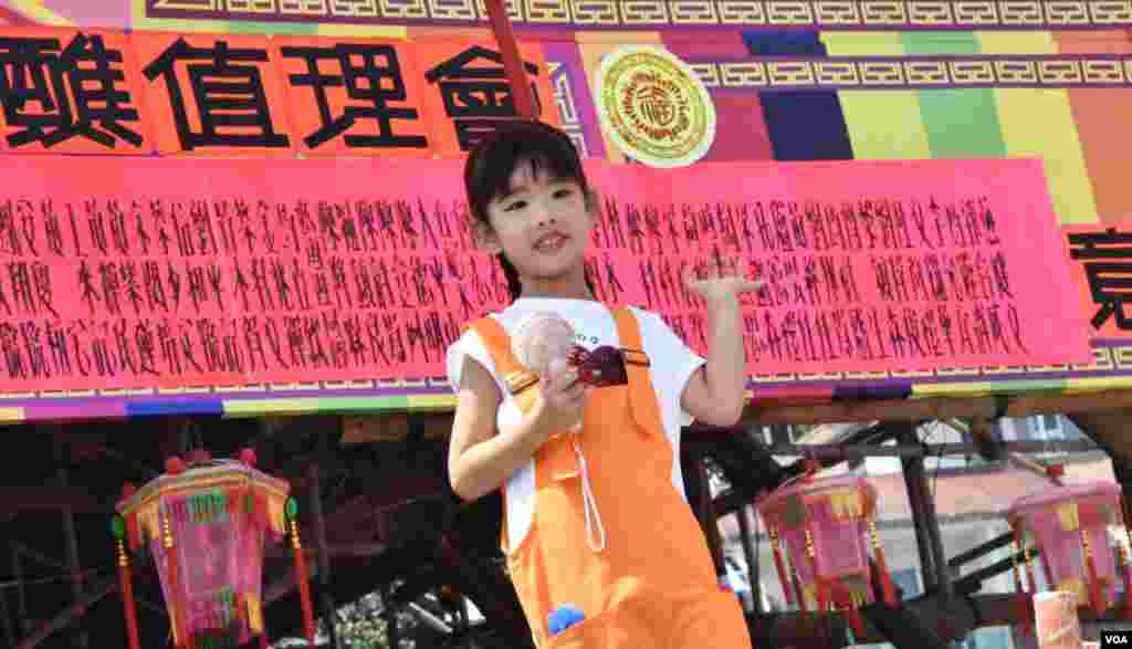 扮演港鐵代言人黃心穎的小演員。(美國之音湯惠芸攝)