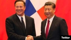 Los presidentes de Panamá, Juan Carlos Valera (izq.) y de China, Xi Jinping, se saludan en esta foto publicada por la Cancillería de Panamá en su cuenta de Twitter, destacando la visita del mandatario asiático.