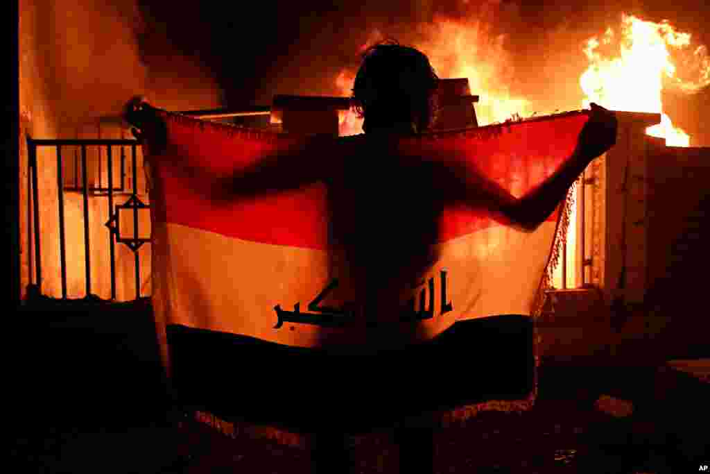 تظاهرات گروهی از مردم معترض در شهر بصره واقع در عراق در اعتراض به بیکاری و کمبود امکانات رفاهی. معترضین ساختمان شهرداری بصرە را بە آتش کشیدند.